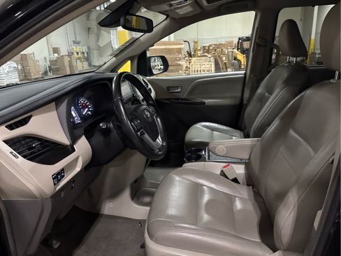 Certified 2019 Toyota Sienna XLE Premium w/ Carpet Mat Package AWD/4WD image 9