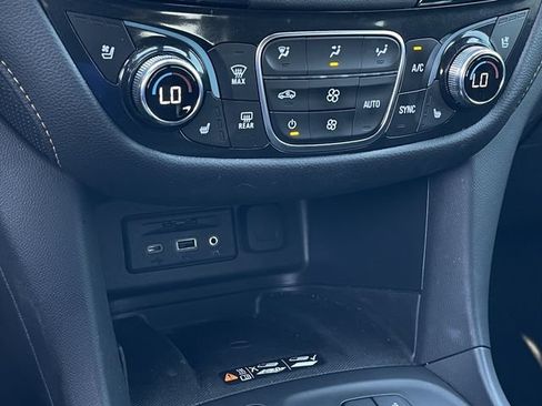Used 2023 Chevrolet Equinox Premier FWD image 18