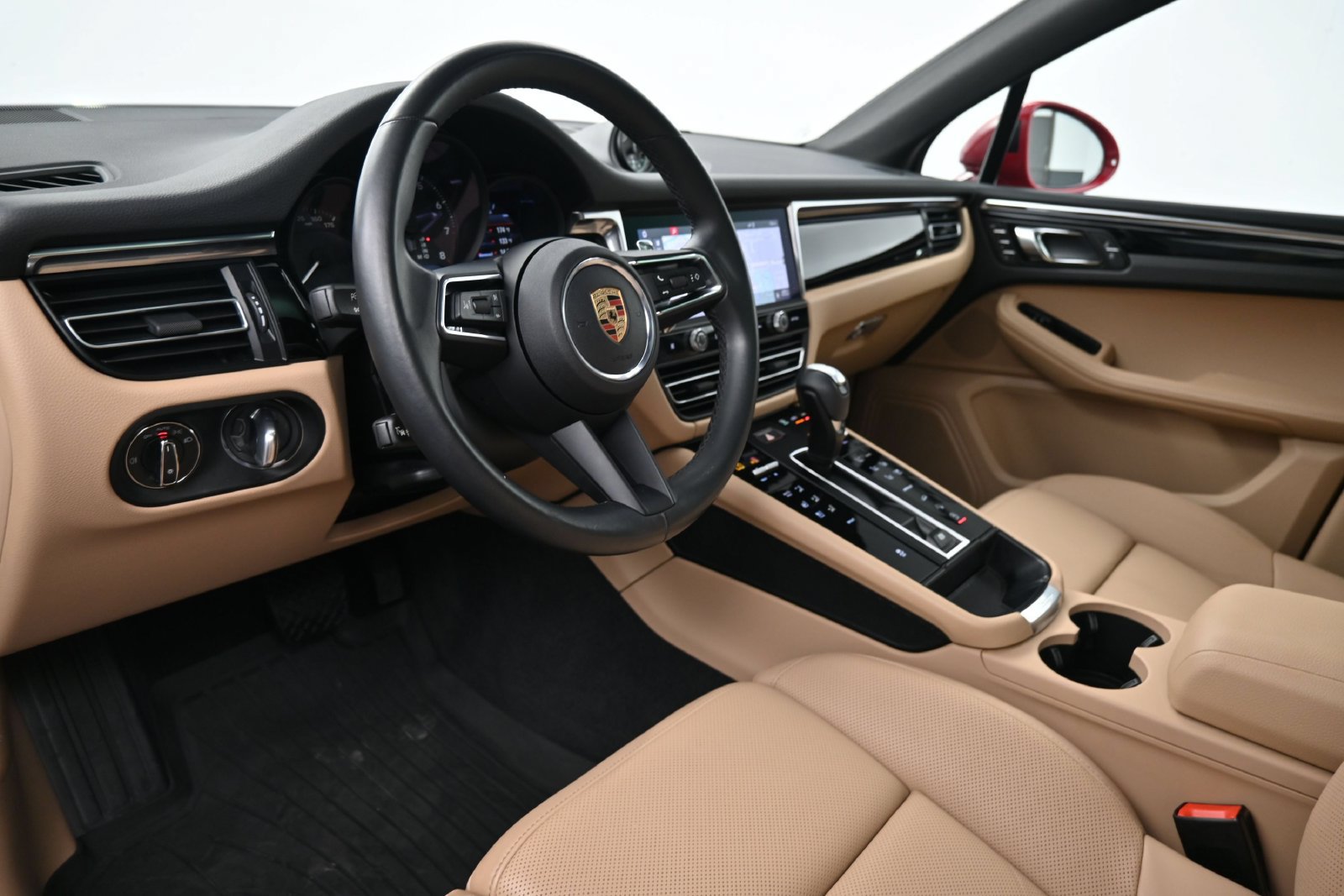 Certified 2025 Porsche Macan AWD/4WD image 4
