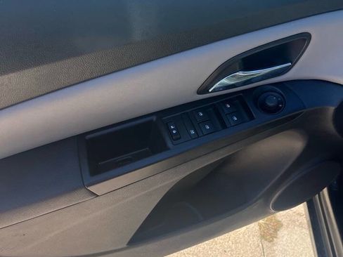 Used 2015 Chevrolet Cruze LS image 10