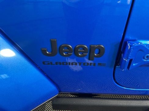 Used 2024 Jeep Gladiator Sport AWD/4WD image 10
