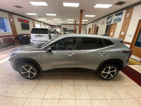 Used 2024 Chevrolet Trax RS w/ Driver Confidence Package FWD image 2