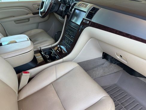 Used 2011 Cadillac Escalade ESV Premium AWD/4WD image 19