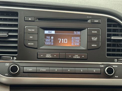 Used 2017 Hyundai Elantra SE image 19