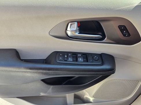 Certified 2022 Chrysler Pacifica Touring-L FWD image 22