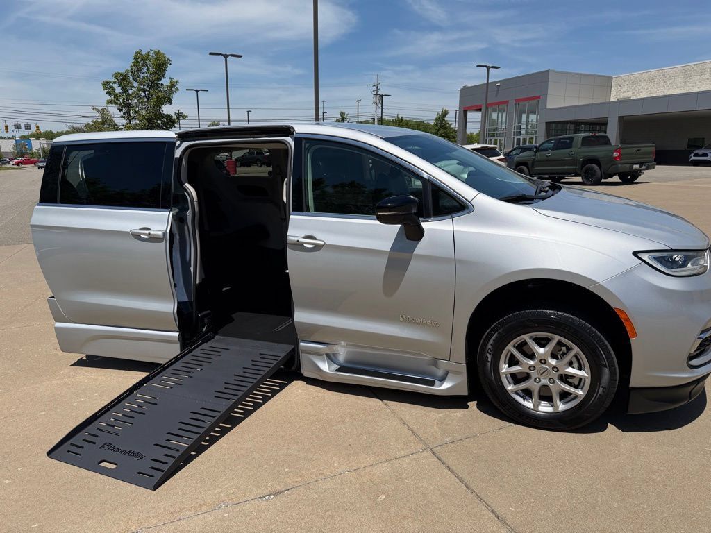 Used 2024 Chrysler Pacifica Touring-L FWD image 28