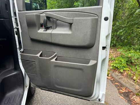 Used 2017 Chevrolet Express 2500 RWD image 11