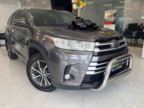 Used 2017 Toyota Highlander XLE AWD/4WD image 3