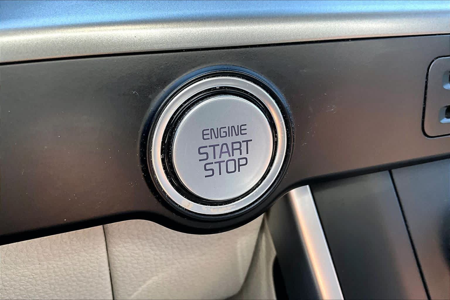 Used 2024 Kia Carnival LX FWD image 29