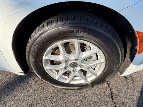 Used 2022 Chrysler Voyager LX image 16