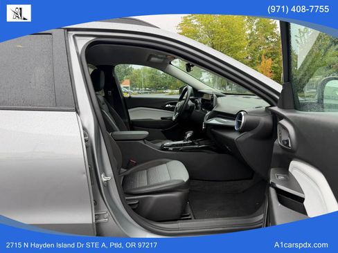 Used 2025 Chevrolet Trax LT w/ LT Convenience Package FWD image 18