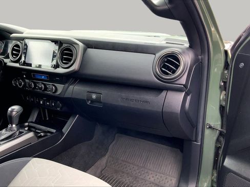 Used 2022 Toyota Tacoma TRD Sport w/ Technology Package AWD/4WD image 18