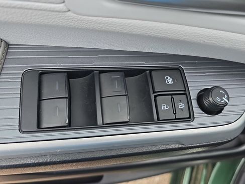 Used 2025 Toyota Sienna XLE FWD image 28
