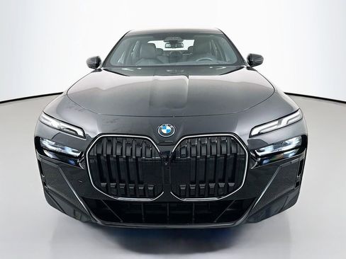 Used 2025 BMW 750e xDrive image 2