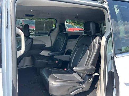 Used 2024 Chrysler Pacifica Touring-L FWD image 17