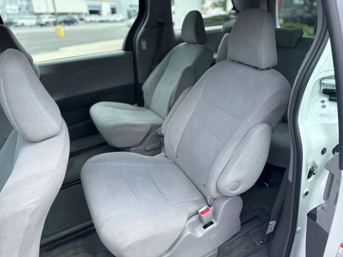 Used 2017 Toyota Sienna L FWD image 12
