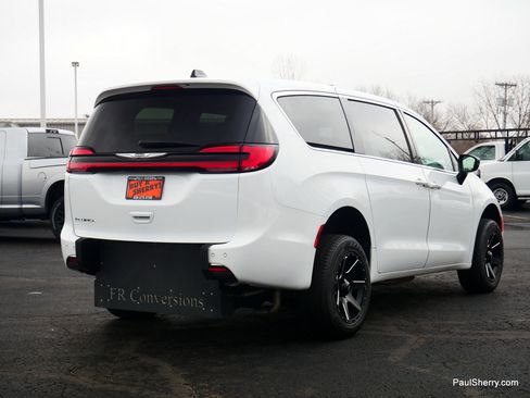 Used 2024 Chrysler Pacifica Touring image 24