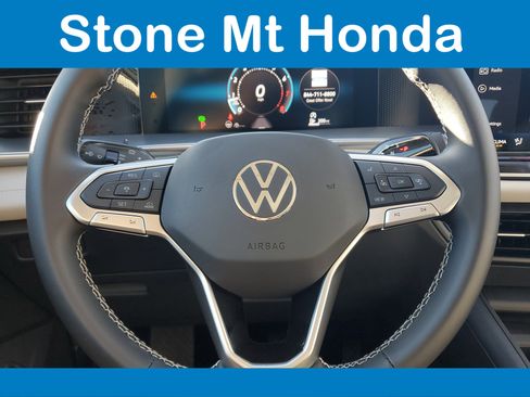 Used 2025 Volkswagen Tiguan SE image 23