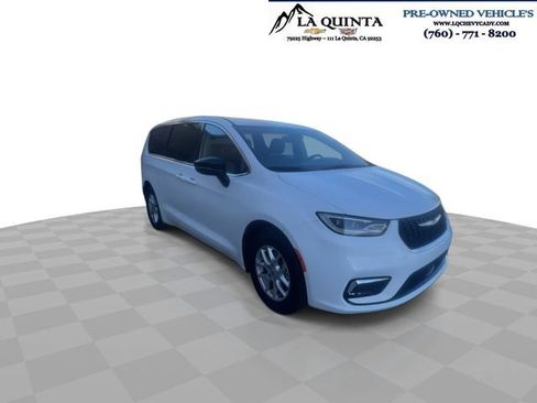 Used 2024 Chrysler Pacifica Touring-L image 6