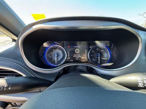 Used 2025 Chrysler Pacifica Limited w/ Trailer Tow Group FWD image 17