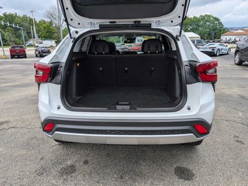 Used 2024 Chevrolet Trax LT w/ Sunroof Package FWD image 39