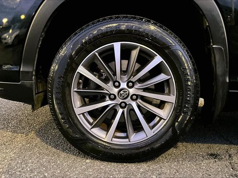 Used 2017 Toyota Highlander XLE image 9