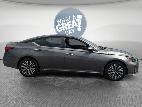 Used 2024 Nissan Altima 2.5 SV w/ SV Premium Package FWD image 2