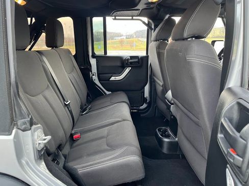 Used 2017 Jeep Wrangler Unlimited Rubicon w/ Connectivity Group image 37