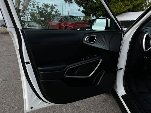 Used 2025 Kia Soul LX w/ LX Technology Package FWD image 18