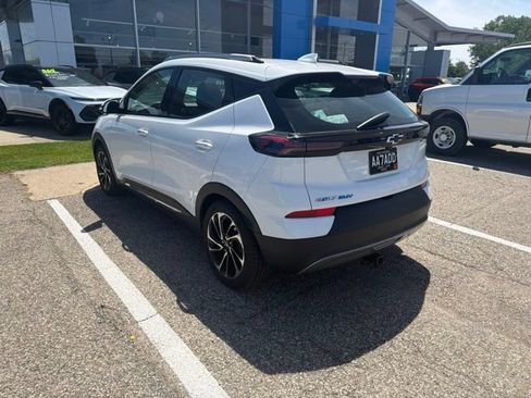 Used 2022 Chevrolet Bolt EUV Premier w/ Sun & Sound Package FWD image 3