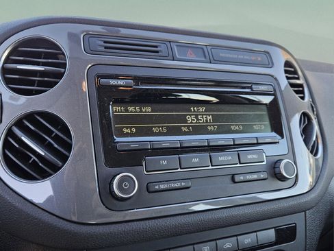 Used 2014 Volkswagen Tiguan S image 16