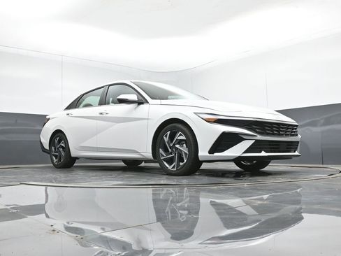 New 2026 Hyundai Elantra Limited FWD image 15