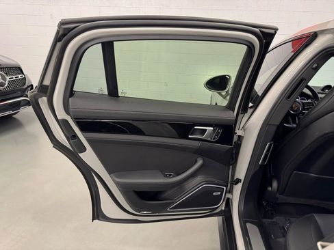 Used 2022 Porsche Panamera 4S w/ Premium Package image 28