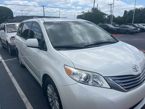 Used 2017 Toyota Sienna XLE FWD image 3