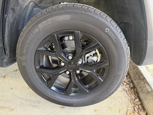 Used 2024 Jeep Grand Cherokee Altitude RWD image 46