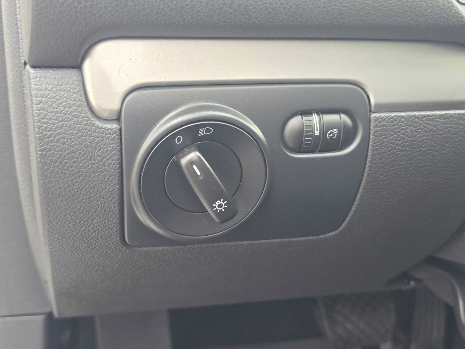 Used 2012 Volkswagen Golf 4-Door FWD image 24