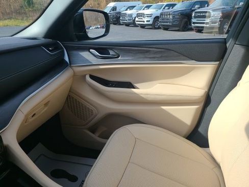 New 2025 Jeep Grand Cherokee Limited w/ Luxury Tech Group II image 16