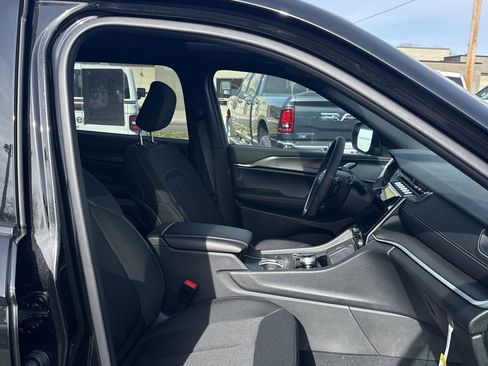 Used 2025 Jeep Grand Cherokee L Laredo image 30