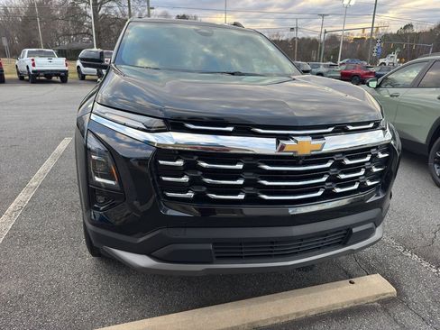 Used 2025 Chevrolet Equinox LT w/ Convenience Package II image 2