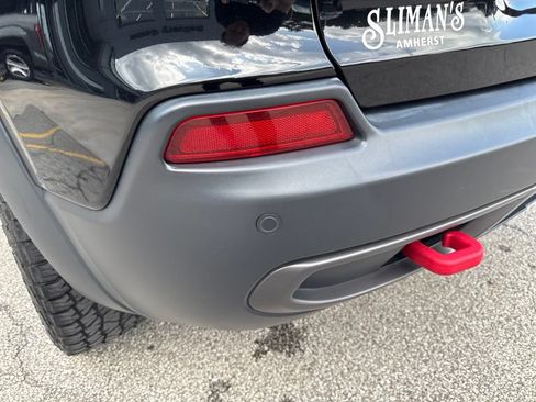 Used 2019 Jeep Cherokee Trailhawk w/ Cold Weather Group AWD/4WD image 17