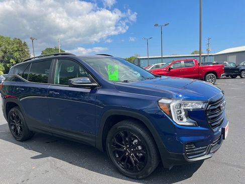 Used 2022 GMC Terrain SLE w/ Driver Convenience Package image 3