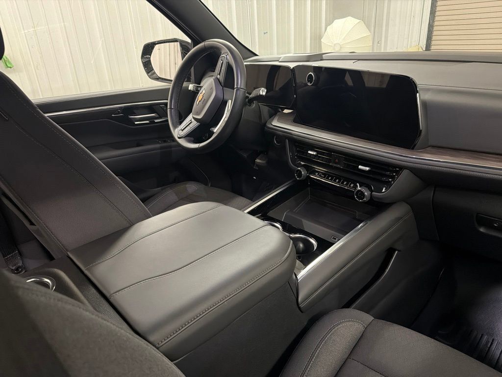 Used 2025 Chevrolet Suburban LS RWD image 22