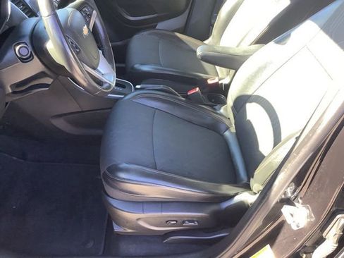 Used 2020 Chevrolet Trax LT w/ LT Convenience Package image 11