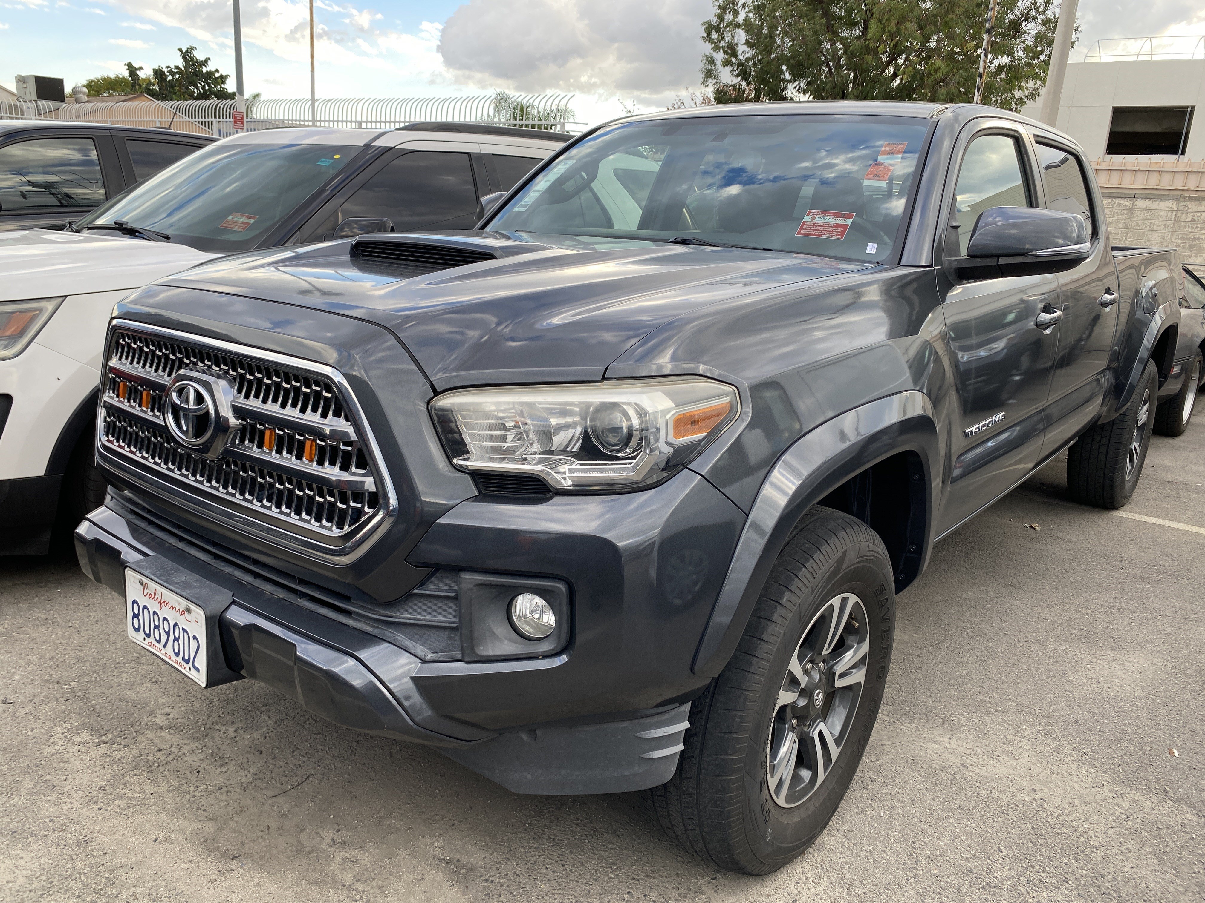 Used 2017 Toyota Tacoma TRD Sport RWD image 2