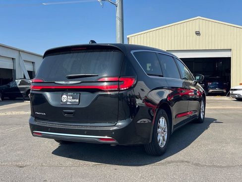 Used 2023 Chrysler Pacifica Touring-L FWD image 9