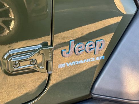 Used 2024 Jeep Wrangler Unlimited AWD/4WD image 12