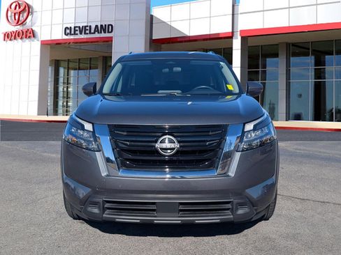 Used 2024 Nissan Pathfinder SV image 3