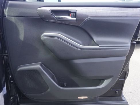 Used 2022 Toyota Highlander Platinum image 21