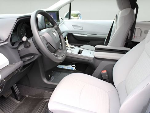 Used 2026 Toyota Sienna LE FWD image 9