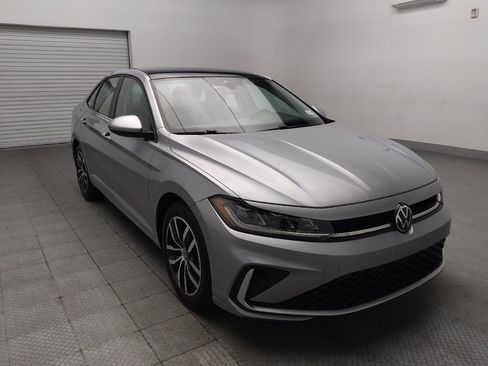 Used 2025 Volkswagen Jetta SE FWD image 13